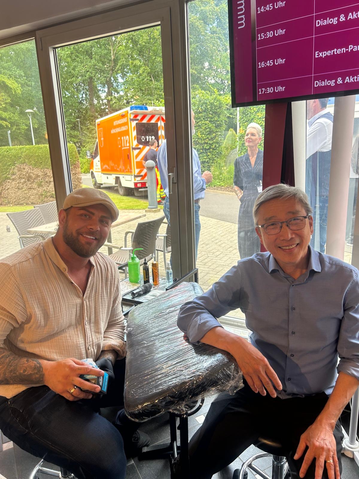 Prof. Dr. Huan Nguyen erhält von Stefan Muler das erste Tattoo der Aktion zum Tag der Organspende in den Städtischen Kliniken Mönchengladbach.